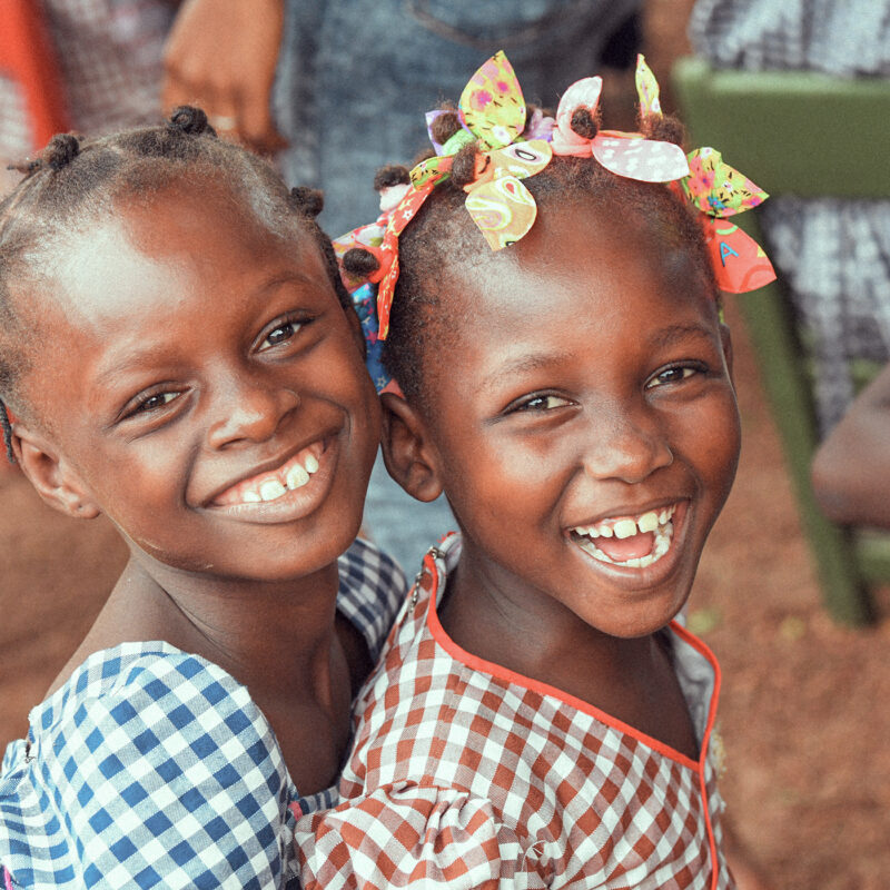 Glade elever på en skole i Feremandougou, en landsby i den nordøstlige del af Côte d'Ivoire.